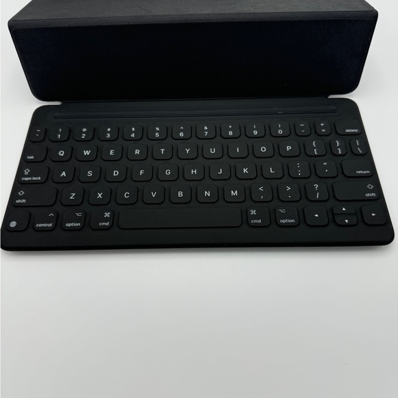 Apple iPad Smart Keyboard Cover For 10.2 inch and 10.5 inch iPad - Picture 4 of 6